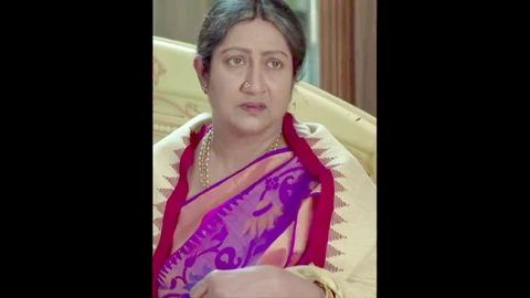 Sexy zia indiana in sari mostra il suo grande sedere maturo