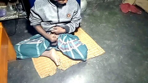 Gros pénis noir et jeunes twinks en train de s'éclater